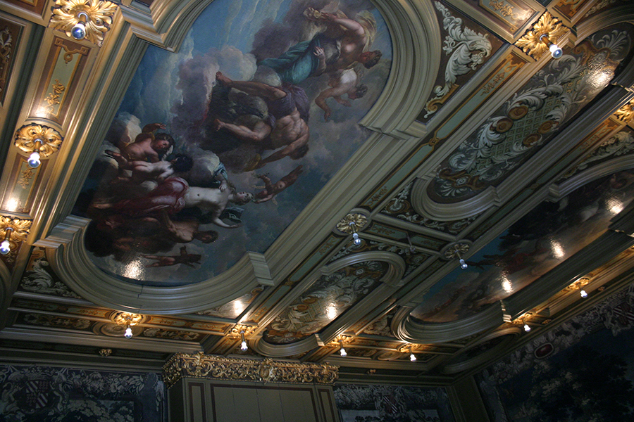 Plafond met ornamenten en schilderingen